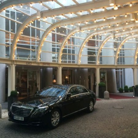 G&P Limousine vor Hoteleinfahrt München
