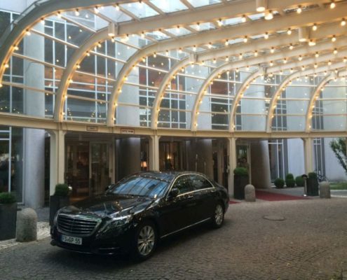 G&P Limousine vor Hoteleinfahrt München