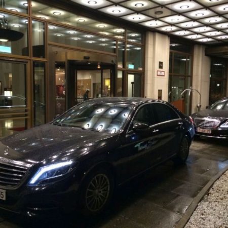 Limousinenservice vor Hotel in München